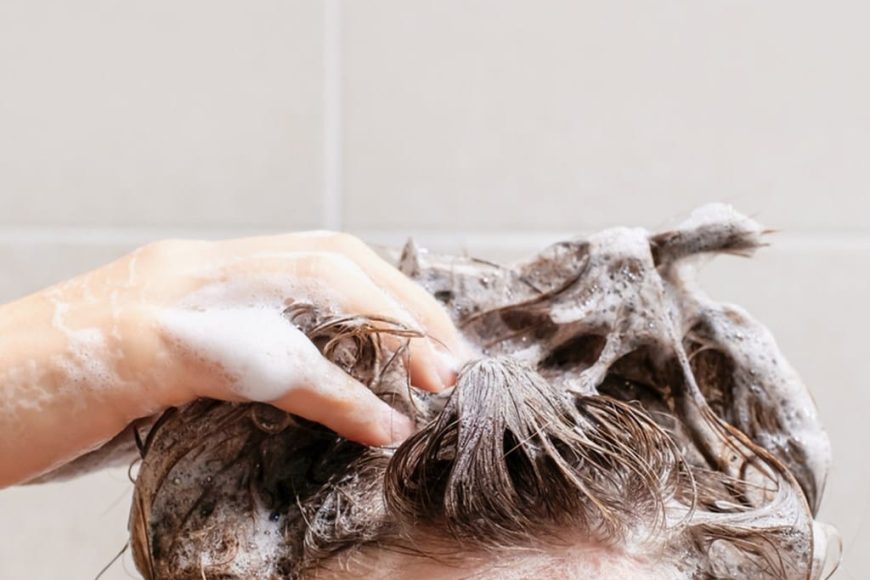 Shampoo cambiare causa perdita dei capelli? Fatti vs. Miti