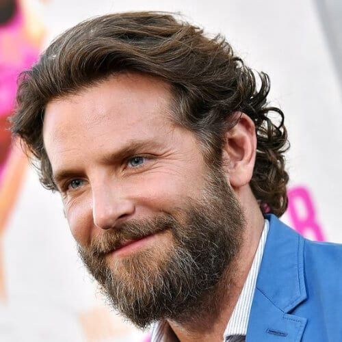 A evolução do cabelo de Bradley Cooper: sinais de um transplante capilar?